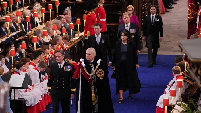 Pangeran Harry hadir dalam upacara penobatan Raja Charles III di Westminster Abbey, Sabtu (6/5/2023). Harry hadir tanda didampingi Meghan Markle.