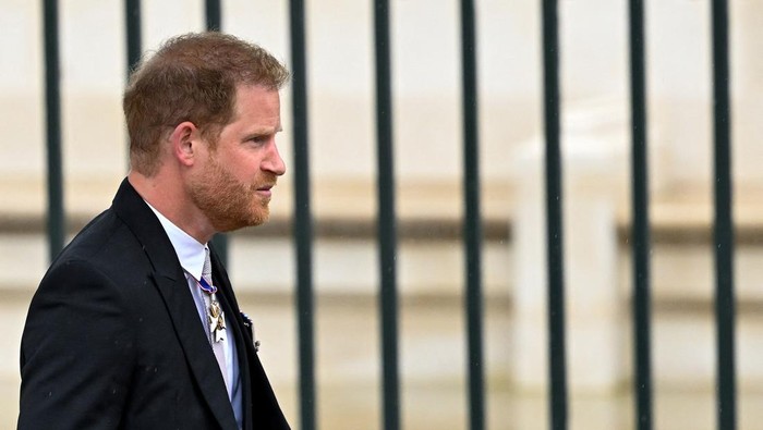 Pangeran Harry hadir dalam upacara penobatan Raja Charles III di Westminster Abbey, Sabtu (6/5/2023). Harry hadir tanda didampingi Meghan Markle.