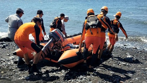 Nelayan hilang di perairan Tianyar, Karangasem, diduga tidak bisa berenang. Ia terjatuh saat perahunya dihantam gelombang dan belum ditemukan hingga saat ini.