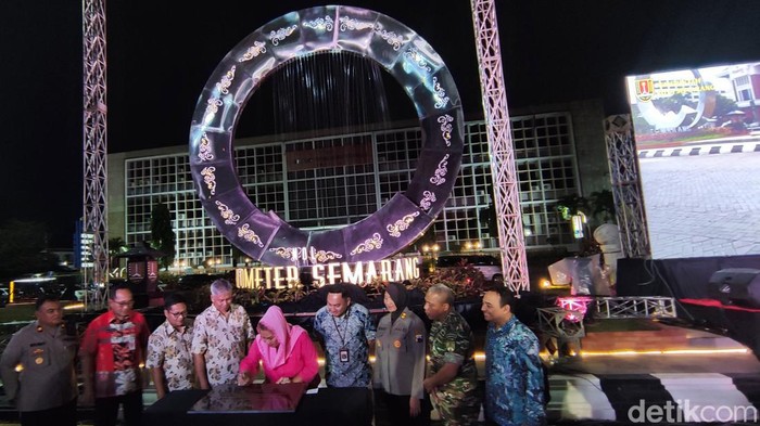 Monumen dan Taman Titik Nol Kilometer Semarang yang baru diresmikan.