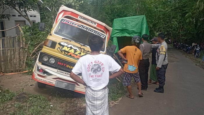 Truk yang mengangkut grup kecimol terguling di Jalan Desa Lendang Nangka, Kecamatan Masbagik, Lombok Timur, NTB, Sabtu (6/5/2023).