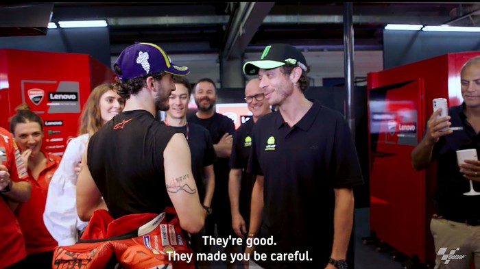 Valentino Rossi sambangi paddock Francesco Bagnaia
