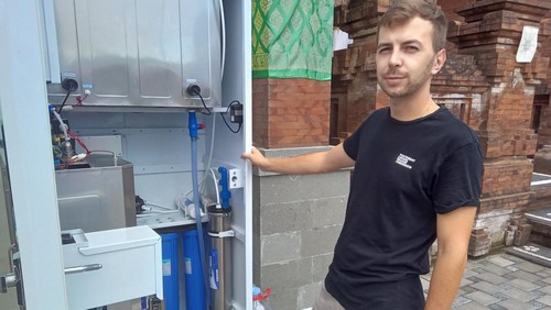 Vending machine drinking water menawarkan isi ulang air minum dengan harga mulai dari Rp 1.000 per liter-Rp 15 ribu per 19 liter, diklaim aman dan sehat.