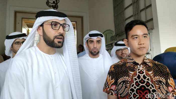 Wali Kota Solo Gibran Rakabuming Raka dan perwakilan UEA dr Khalifa Aldhaheri di Puro Mangkunegaran, Sabtu (6/5/2023).