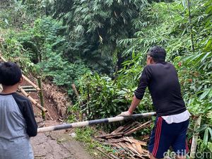 Jalan Terdampak Longsor, Warga Ciumbuleuit Bangun Jembatan Darurat
