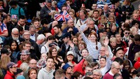 Mereka juga mengibarkan bendera Britania Raya. Reuters/Piroschka van de Wouw.