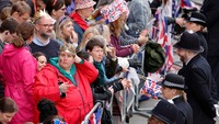 Warga tidak hanya datang hari ini, sebagian dari mereka telah bermalam di sekitar Istana Buckingham demi bisa menyaksikan prosesi penobatan Raja Charles. Reuters/Piroschka van de Wouw.