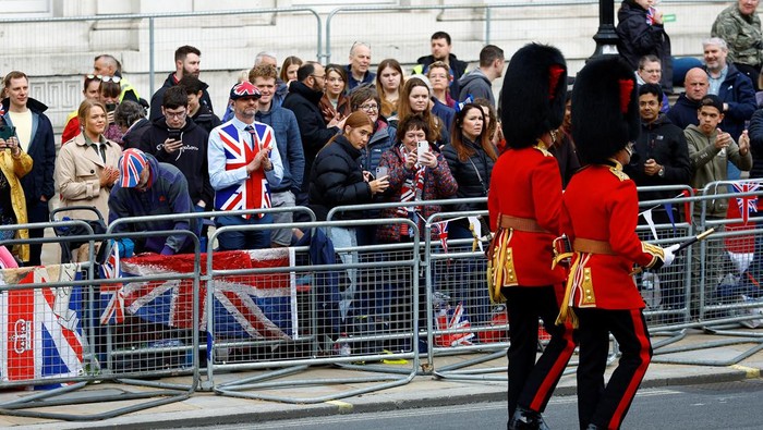 Penobatan Raja Charles digelar hari ini. Warga Inggris pun memadati jalur yang akan dilintasi iring-iringan Raja Charles dari Istana Buckingham ke Westminster Abbey.