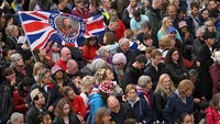  Jelang penobatan, warga telah memadati jalur yang akan dilintasi Raja Charles menuju Westminster Abbey. Sebastian Bozon/Pool via Reuters.