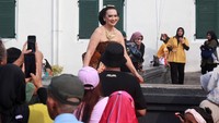 Sebagian pengunjung mengabadikan aksi para penari.