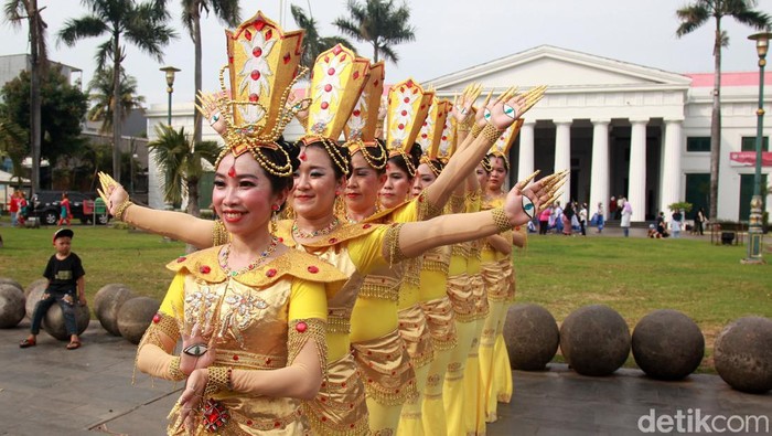 Sejumlah penari bersiap dan berlatih sebelum tampil pada acara World Dance Day di Kawasan Kota Tua, Jakarta, Sabtu (6/5/2023). Acara yang melibatkan sekitar 1000 penari tersebut diikuti oleh para penari dari anak-anak hingga orang tua. Tema tahun ini yakni 'world dance friendship with respect and excellence'.