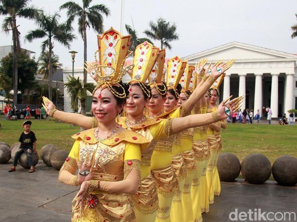 Warna-warni Penari Meriahkan World Dance Day di Kota Tua Jakarta