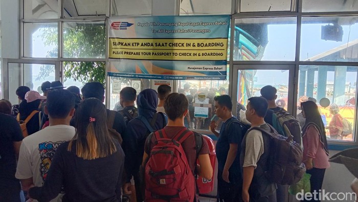 Suasana wisatawan dan warga yang akan menyeberang ke Pulau Karimunjawa, Jepara, Sabtu (6/5/2023).