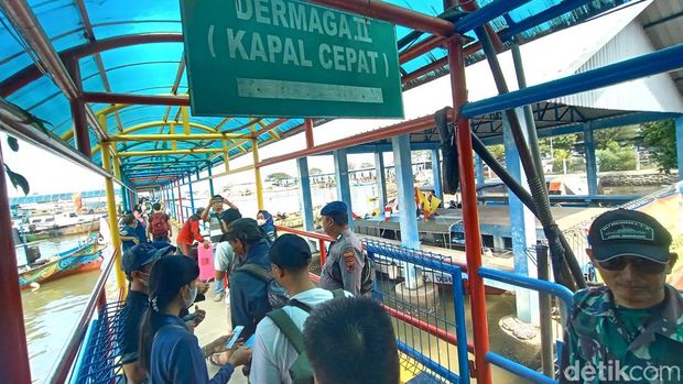 Suasana wisatawan dan warga yang akan menyeberang ke Pulau Karimunjawa, Jepara, Sabtu (6/5/2023).