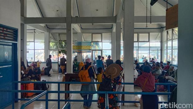 Suasana wisatawan dan warga yang akan menyeberang ke Pulau Karimunjawa, Jepara, Sabtu (6/5/2023).