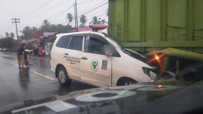 Ambulans tabrak truk parkir di Pesisir Selatan