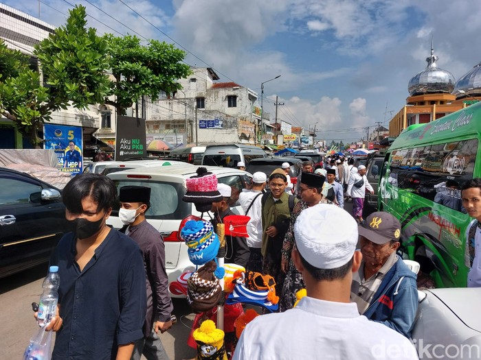 arus lalin di tanggul saat haul habib soleh jember macet