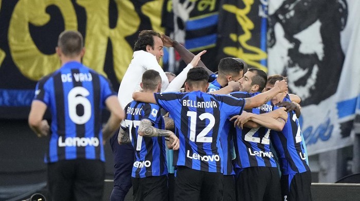Inter Milan players celebrate after Inter Milans Romelu Lukaku scored his sides second goal during a Serie A soccer match between Roma and Inter Milan, at Romes Olympic Stadium, Saturday, May 6, 2023. (AP Photo/Andrew Medichini)