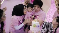 Tentu kabar kehamilan anak kedua ini disambut antusias oleh keluarga besar. Mereka tak sabar menanti adik untuk Ameena.  Foto: Instagram @attahalilintar @aurelie.hermansyah