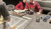 Pasangan Atta Aurel memang dikenal romantis. Itu terlihat dari momen makan malam yang satu ini. Mereka menikmati teppanyaki di restoran Jepang. Foto: Instagram @attahalilintar @aurelie.hermansyah