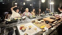 Sementara itu, Atta dan Aurel Hermansyah juga sering mengajak keluarga dari Aurel untuk makan bersama. Seperti pada momen ini, terlihat Anang dan Ashanty. Foto: Instagram @attahalilintar @aurelie.hermansyah