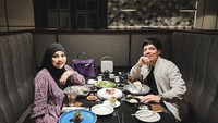 Makan di restoran berdua, Atta dan Aurel Hermansyah tampak romantis. Mereka menikmati steak dan seafood. Foto: Instagram @attahalilintar @aurelie.hermansyah