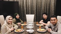 Ada juga kekompakan Atta Halilintar dan Aurel Hermansyah saat makan bersama pasangan Putra Siregar dan Septi Siregar. Foto: Instagram @attahalilintar @aurelie.hermansyah