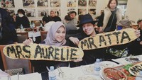 Saat di Turki mereka tak mau ketinggalan untuk mampir ke restoran milik Chef Burak yang populer. Bahkan mereka mendapat roti dengan goresan nama mereka kedua. Foto: Instagram @attahalilintar @aurelie.hermansyah