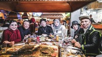 Terakhir ada momen spesial bagi keluarga besar Atta Halilintar dan Aurel Hermansyah. Mereka kompak makan bersama saat bertemu pertama kali di Turki. Foto: Instagram @attahalilintar @aurelie.hermansyah
