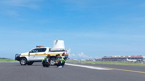 Petugas di landasan Bandara Ngurah Rai, Bali.