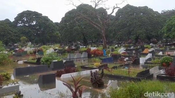 Banjir merendam ribuan kuburan di TPU Tunggul Hitam, Padang. (Jeka Kampai/detikSumut)