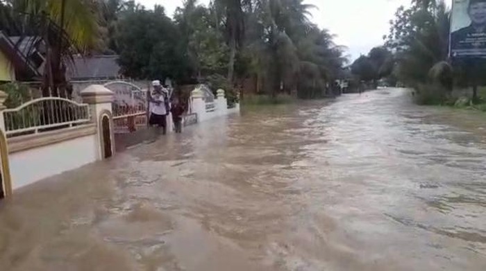 Banjir yang merendam Kabupaten Pesisir Selatan dan Agam.