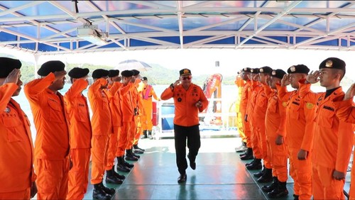 Kepala Basarnas Marsekal Madya TNI Henri Alfiandi mengunjung KN SAR Puntadewa 250 untun pengecekan alat utama dalam mendukung pengamanan KTT ASEAN di Labuan Bajo, Minggu (7/5/2023).