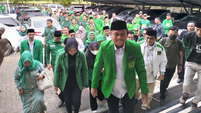 Beberapa caleg, termasuk simpatisan, mengawal pendaftaran caleg yang dipimpin Ketua DPW PPP Subadri Ushuluddin ke KPUD Banten