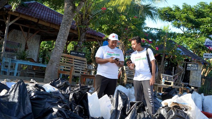 Bersihkan Sampah Plastik untuk Menjaga Bumi Labuan Bajo Ratusan kantung sampah plastik terkumpul dari bibir pantai Labuan Bajo, Nusa Tenggara Timur. Lokasi utama Konferensi Tingkat Tinggi ASEAN ke-44.