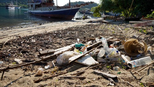 Ratusan kantung sampah plastik terkumpul dari bibir pantai Labuan Bajo, Nusa Tenggara Timur. Lokasi utama Konferensi Tingkat Tinggi ASEAN ke-44.