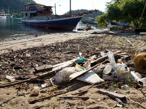 Bersihkan Sampah Plastik untuk Menjaga Bumi Labuan Bajo