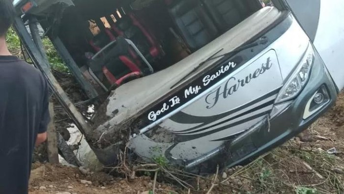 Bus di Pohuwato, Gorontalo kecelakaan.