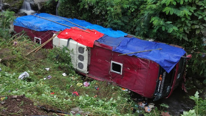 Satu unit bus dalam posisi terbalik usai jatuh ke dalam jurang di kawasan objek wisata Guci, Kabupaten Tegal, Jawa Tengah, Minggu (7/5/2023). Bus yang berisi sekitar 50 penumpang peziarah asal Tangerang Selatan, Banten tersebut jatuh masuk jurang diduga karena rem tangan bermasalah saat sopir berada di luar bus. BelumANTARA FOTO/Tois/app/aww.