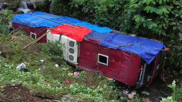 Satu unit bus dalam posisi terbalik usai jatuh ke dalam jurang di kawasan objek wisata Guci, Kabupaten Tegal, Jawa Tengah, Minggu (7/5/2023). Bus yang berisi sekitar 50 penumpang peziarah asal Tangerang Selatan, Banten tersebut jatuh masuk jurang diduga karena rem tangan bermasalah saat sopir berada di luar bus. BelumANTARA FOTO/Tois/app/aww.