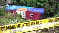Satu unit bus dalam posisi terbalik usai jatuh ke dalam jurang di kawasan objek wisata Guci, Kabupaten Tegal, Jawa Tengah, Minggu (7/5/2023).
