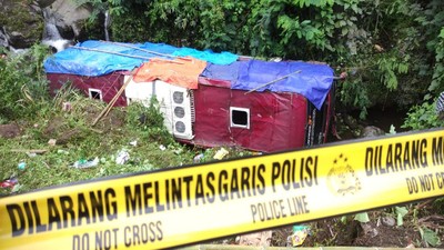 Bus Peziarah Asal Tangerang Masuk Jurang di Tegal