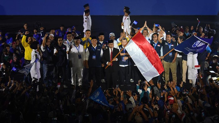 Deklarasi Relawan Anies Bakal Calon Presiden Anies Baswedan (ketiga kanan) membawa bendera Merah Putih saat deklarasi Relawan Amanat Indonesia (Anies) di Tenis Indoor Gelora Bung Karno, Senayan, Jakarta, Minggu (7/5/2023). Acara yang dihadiri sekitar 4.000 relawan dan jajaran petinggi partai-partai politik Koalisi Perubahan tersebut bertujuan mendukung pemenangan Anies sebagai Presiden Indonesia periode 2024-2029. ANTARA FOTO/Aditya Pradana Putra/YU