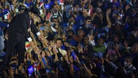 Bakal Calon Presiden Anies Baswedan (kiri) menyapa pendukungnya saat deklarasi Relawan Amanat Indonesia (Anies) di Tenis Indoor Gelora Bung Karno, Senayan, Jakarta, Minggu (7/5/2023).