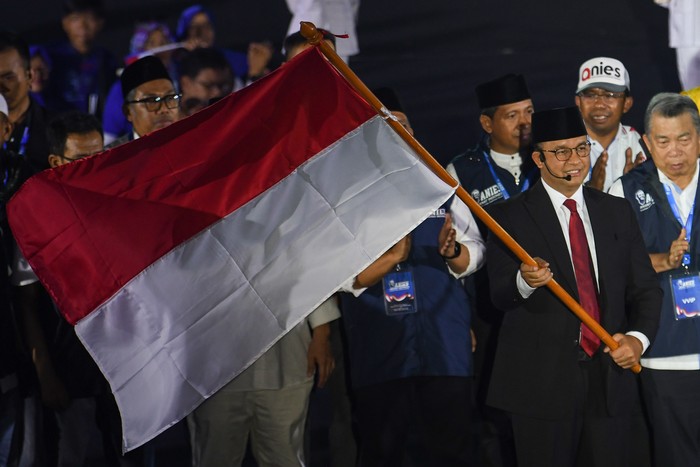 Bakal Calon Presiden Anies Baswedan (ketiga kanan) membawa bendera Merah Putih saat deklarasi Relawan Amanat Indonesia (Anies) di Tenis Indoor Gelora Bung Karno, Senayan, Jakarta, Minggu (7/5/2023). Acara yang dihadiri sekitar 4.000 relawan dan jajaran petinggi partai-partai politik Koalisi Perubahan tersebut bertujuan mendukung pemenangan Anies sebagai Presiden Indonesia periode 2024-2029. ANTARA FOTO/Aditya Pradana Putra/YU