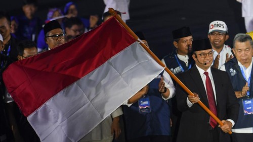 Bakal Calon Presiden Anies Baswedan (ketiga kanan) membawa bendera Merah Putih saat deklarasi Relawan Amanat Indonesia (Anies) di Tenis Indoor Gelora Bung Karno, Senayan, Jakarta, Minggu (7/5/2023). Acara yang dihadiri sekitar 4.000 relawan dan jajaran petinggi partai-partai politik Koalisi Perubahan tersebut bertujuan mendukung pemenangan Anies sebagai Presiden Indonesia periode 2024-2029. ANTARA FOTO/Aditya Pradana Putra/YU