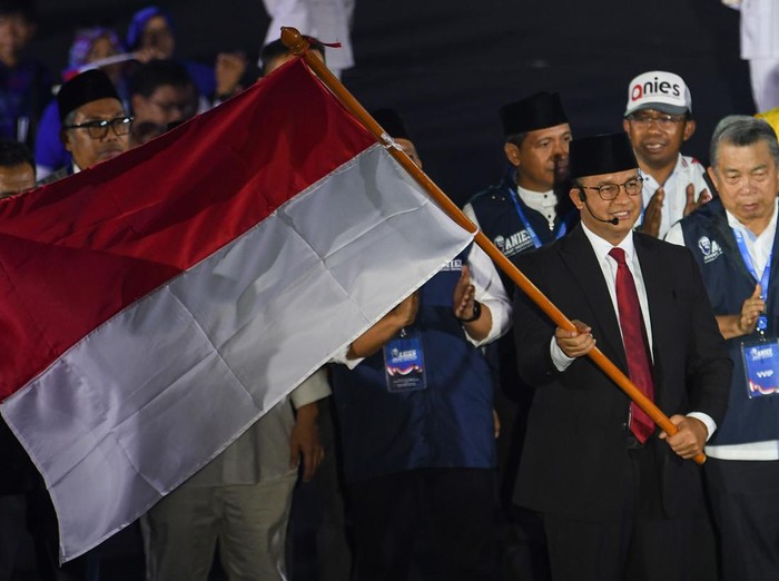 Bakal Calon Presiden Anies Baswedan (ketiga kanan) membawa bendera Merah Putih saat deklarasi Relawan Amanat Indonesia (Anies) di Tenis Indoor Gelora Bung Karno, Senayan, Jakarta, Minggu (7/5/2023). Acara yang dihadiri sekitar 4.000 relawan dan jajaran petinggi partai-partai politik Koalisi Perubahan tersebut bertujuan mendukung pemenangan Anies sebagai Presiden Indonesia periode 2024-2029. ANTARA FOTO/Aditya Pradana Putra/YU