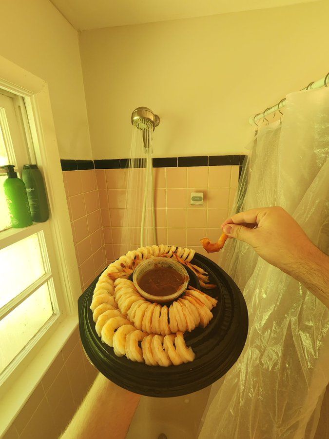 Demi Uang, Pria Ini Bikin Konten Makan Daging Tomahawk di Toilet