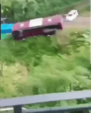Momen Menegangkan Bus Masuk Jurang di Guci Tegal-Satu Orang Dilaporkan Tewas