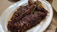 Tak ketinggalan menu steak porsi jumbo untuk dinikmati bersama keluarga atau kerabat. Namanya US Prime Porterhouse 500 Gram menggunakan daging US Prime. Foto: detikFood